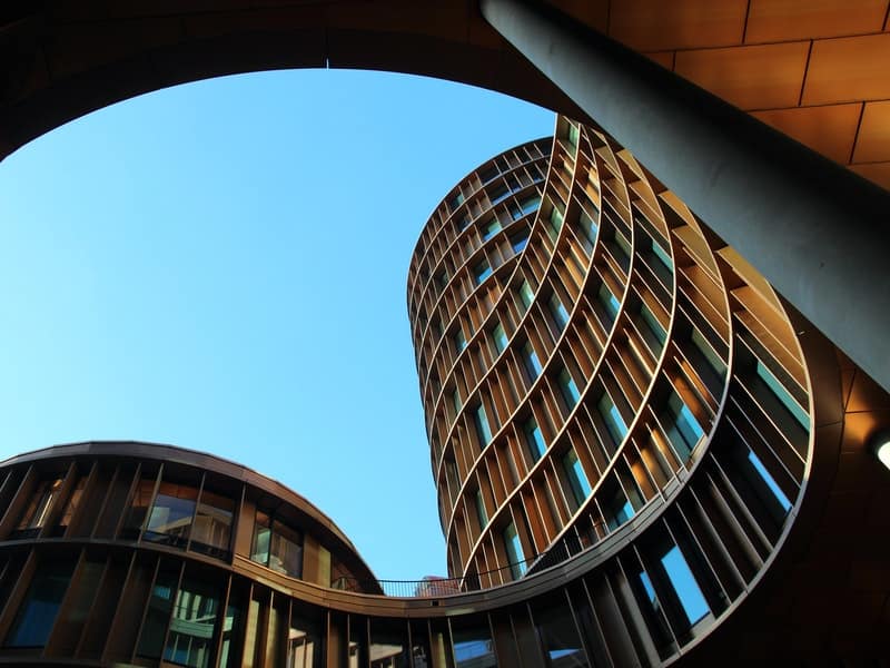 곡선형 고층 건물을 올려다본 사진