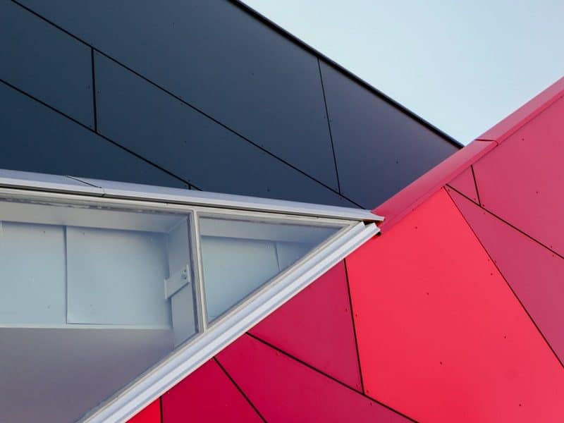 빨간 외벽과 유리창이 보이는 건물 외관